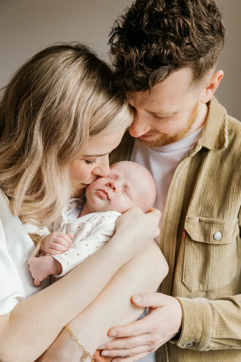 Moeder houdt haar pasgeboren baby dicht tegen zich aan