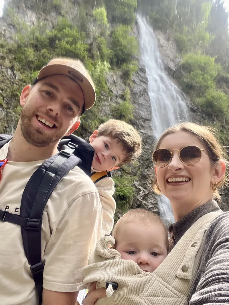 Pleuni met haar gezin bij een waterval tijdens een reis